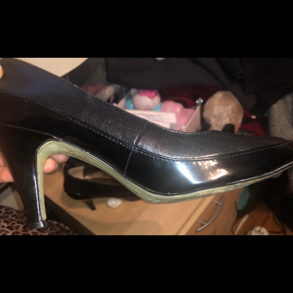 Liz Claiborne Carmen black leather pump